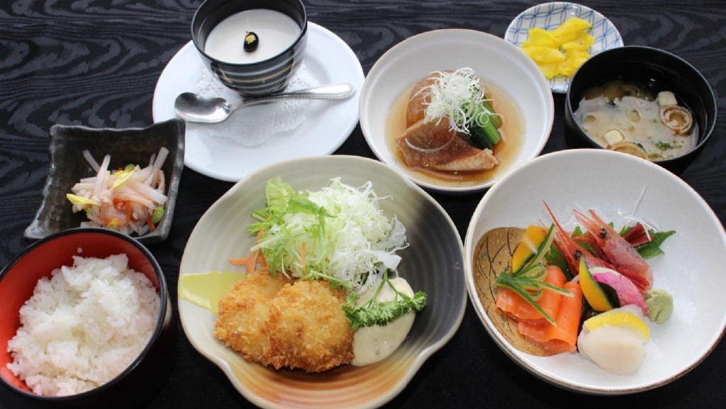 【2食付】夕食は和定食・2泊目からはおまかせ＆天然温泉でお仕事の疲れを癒すひととき♪【ビジネス】