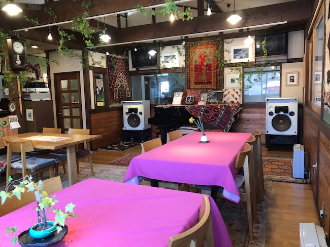 ダイニングは、ジャズを聴きながらの喫茶営業をしております。