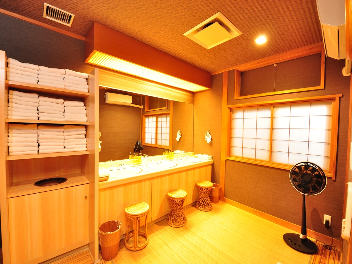 清潔でゆったりとした脱衣スペースで、湯上がりのひとときを快適に。