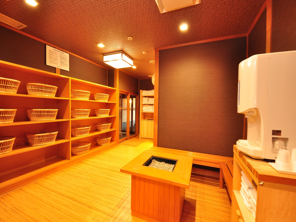 木のぬくもりを感じる脱衣所で、ほっと一息つける空間を。