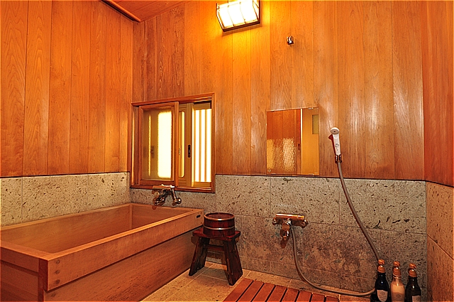 1F内湯　※客室のお風呂は温泉ではなく、沸かし湯となっております。温泉は大浴場にてお楽しみください。