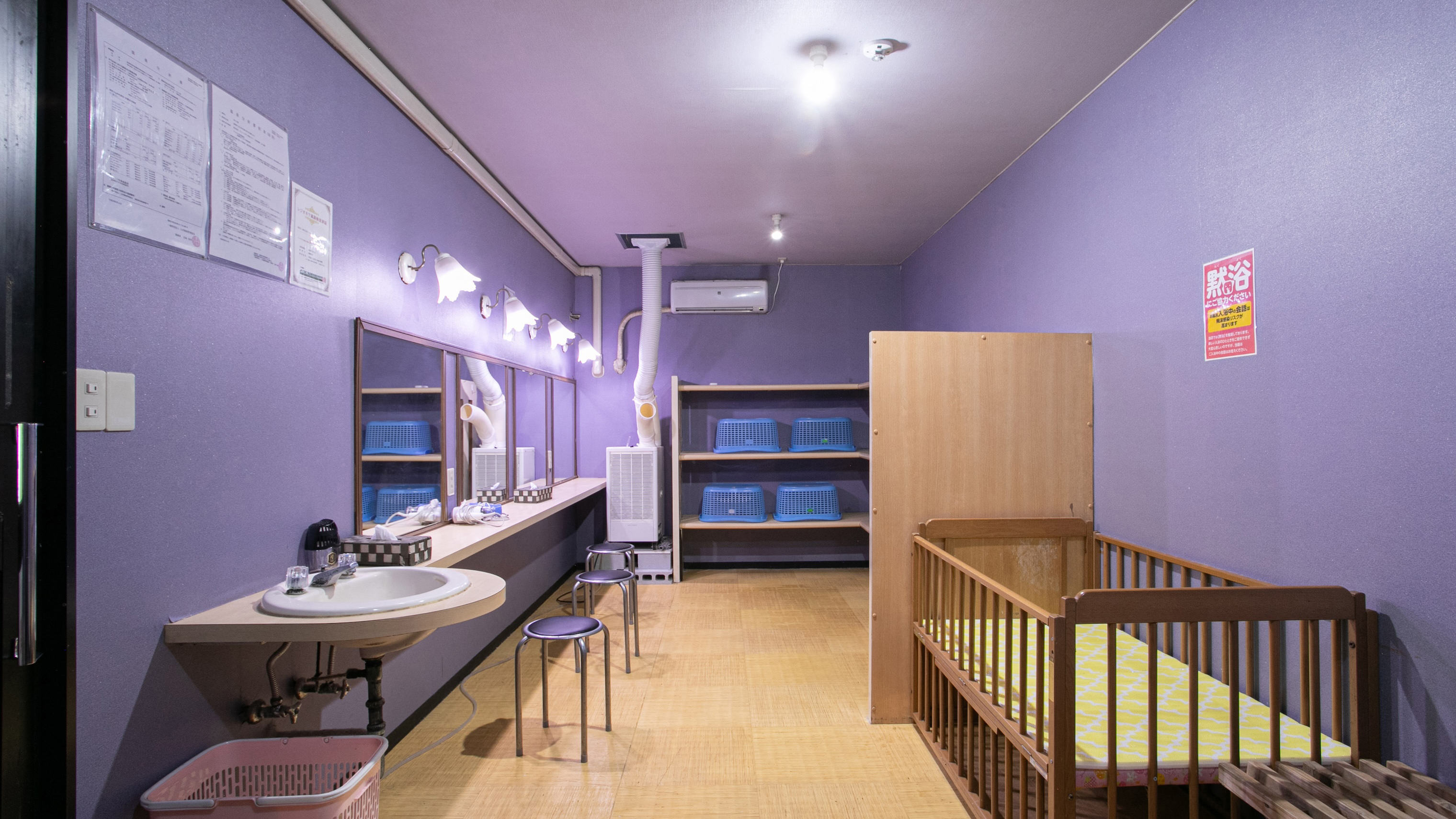 女性用大浴場　お子様にも喜ばれる滑り台有り！温泉らしい硫黄の香りもお楽しみいただけます♪