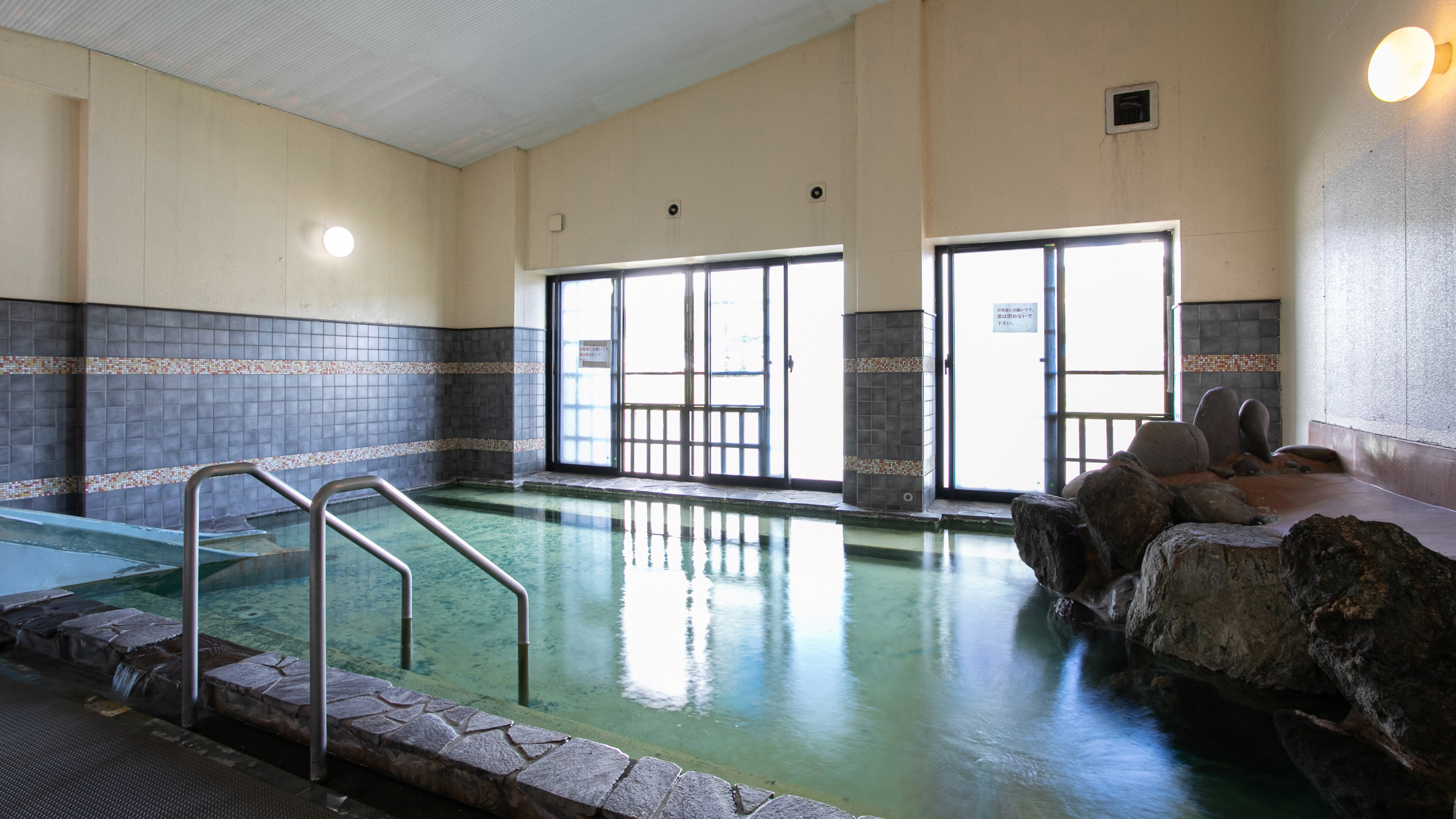 男性用大浴場　お子様にも喜ばれる滑り台有り！温泉らしい硫黄の香りもお楽しみいただけます♪
