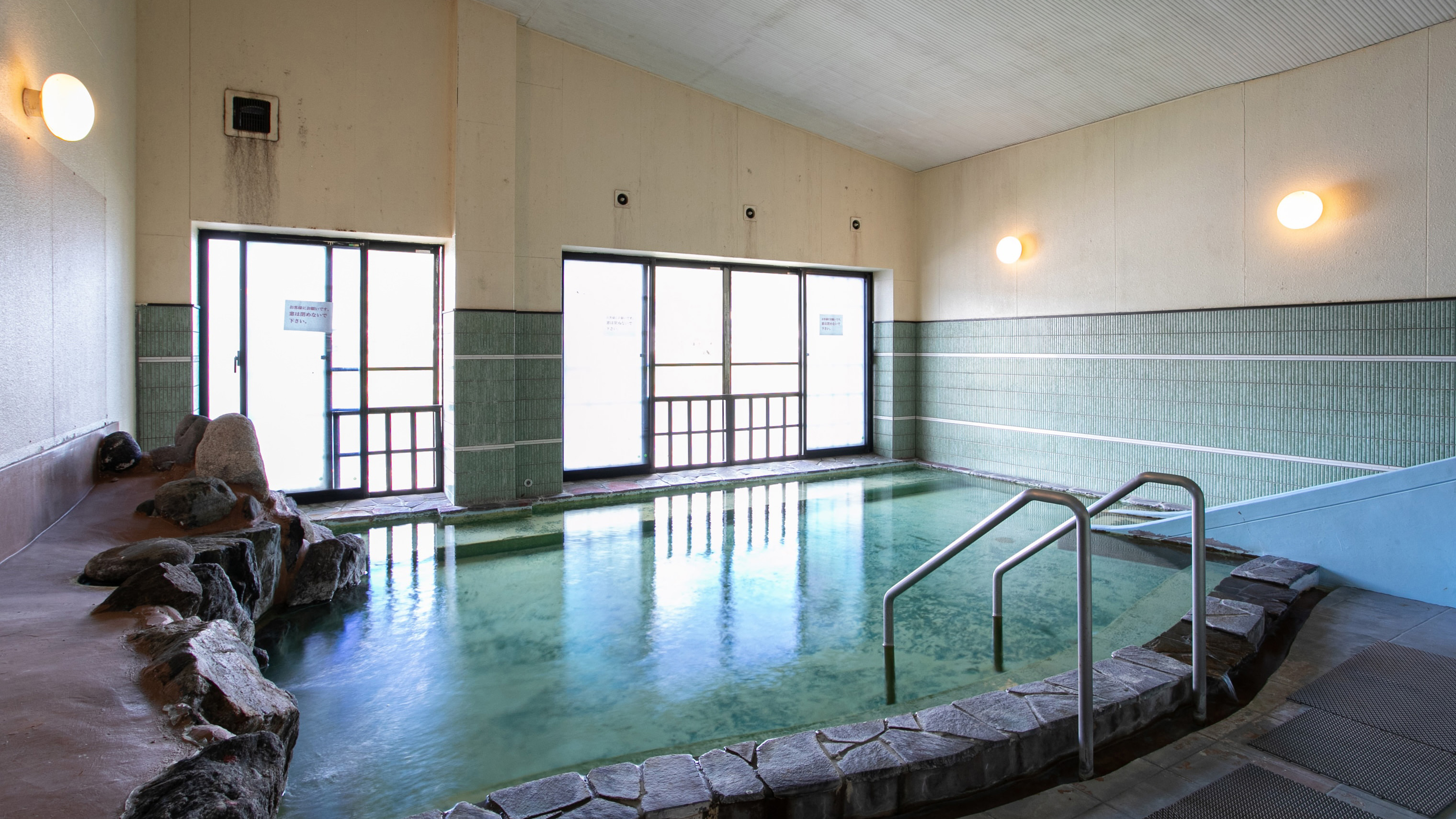 女性用大浴場　お子様にも喜ばれる滑り台有り！温泉らしい硫黄の香りもお楽しみいただけます♪