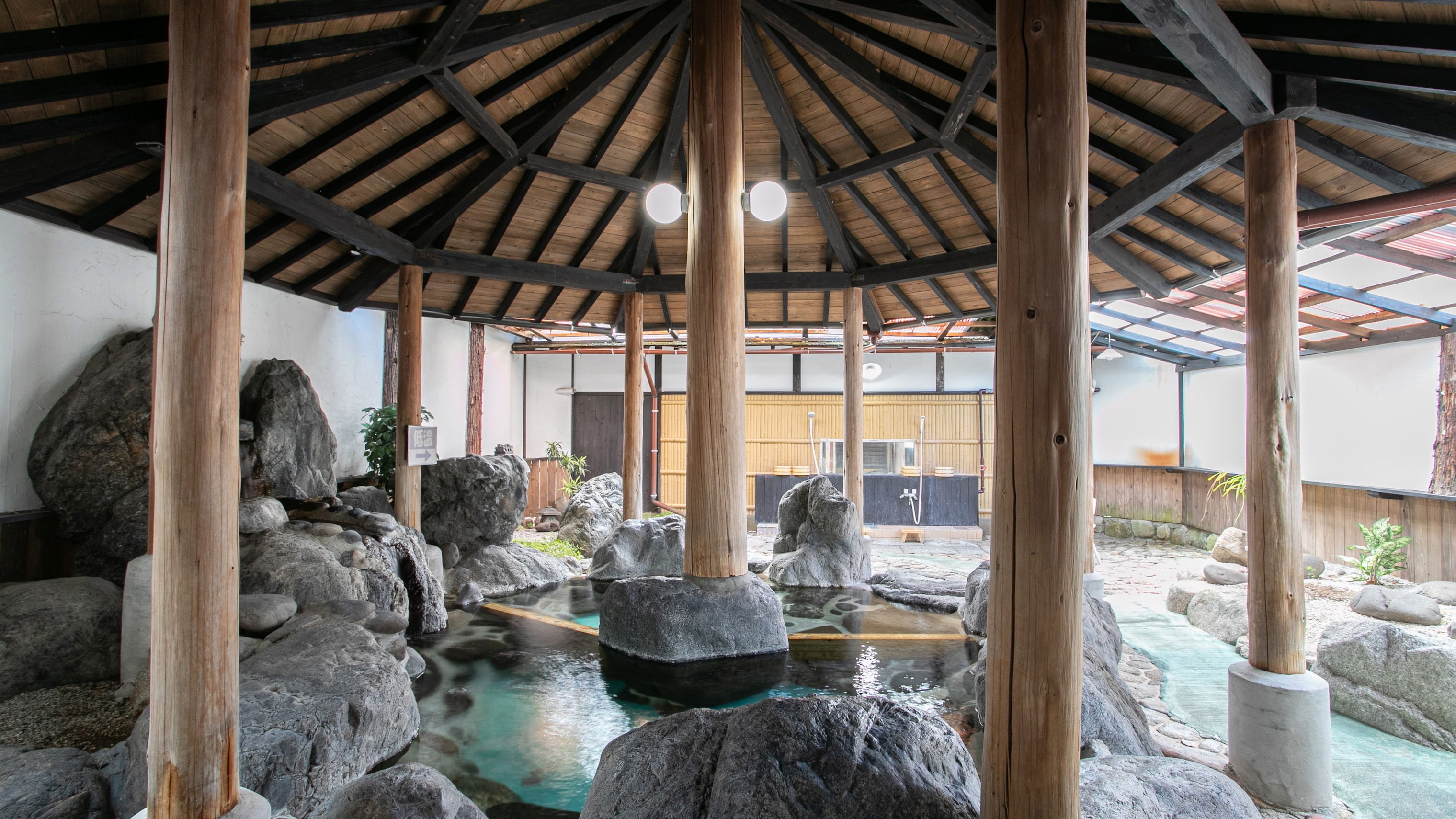 別館 虹の湯　【貸切風呂】岩造りの露天タイプ。家族やグループで入っても広々！