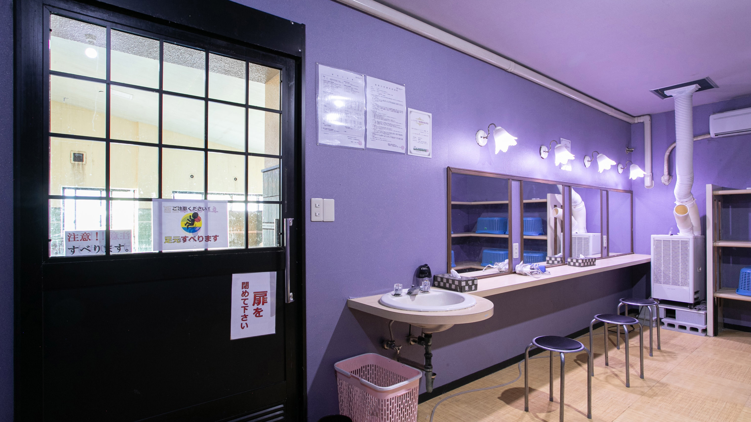 女性用大浴場　お子様にも喜ばれる滑り台有り！温泉らしい硫黄の香りもお楽しみいただけます♪