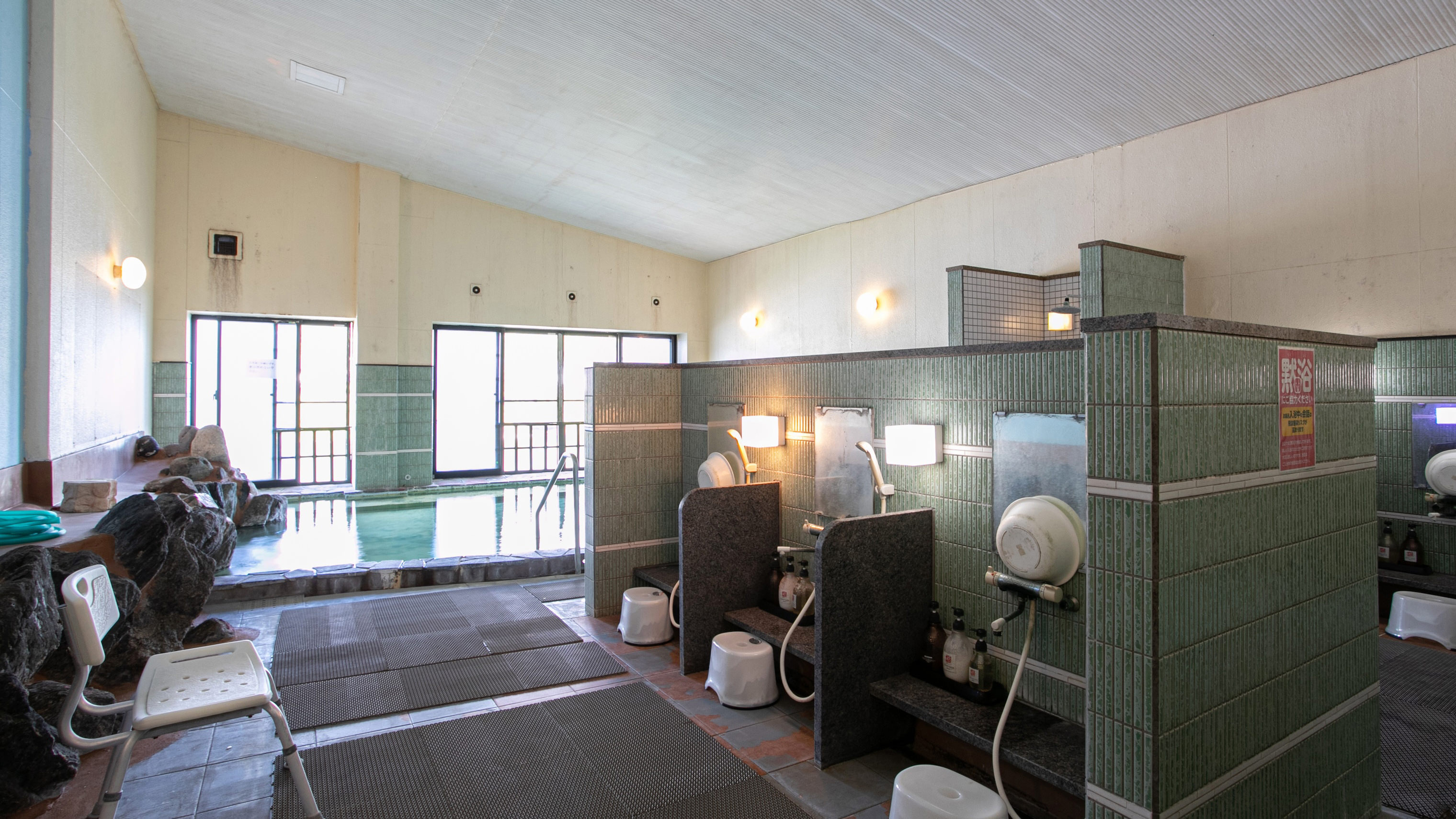 女性用大浴場　お子様にも喜ばれる滑り台有り！温泉らしい硫黄の香りもお楽しみいただけます♪