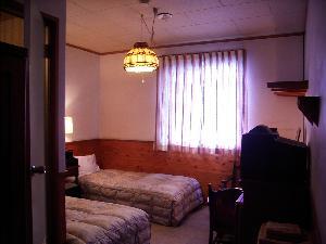 Kamar tamu WT (dengan toilet) #OB (kamar mandi dan toilet bersama, tipe standar dengan kulkas gratis) juga digunakan