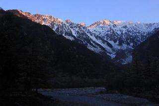 秋　朝焼けの穂高連山　