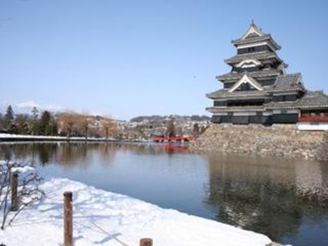 冬　雪の松本城