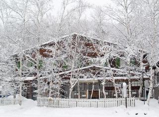 冬のペンション全景