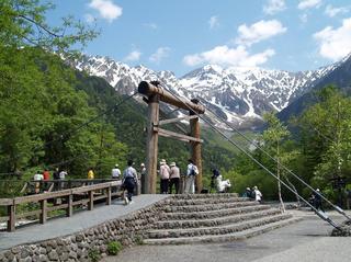 春〜　上高地　かっぱ橋前より
