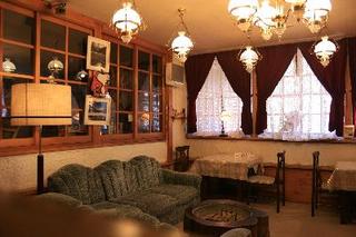 大きな火鉢があるラウンジ