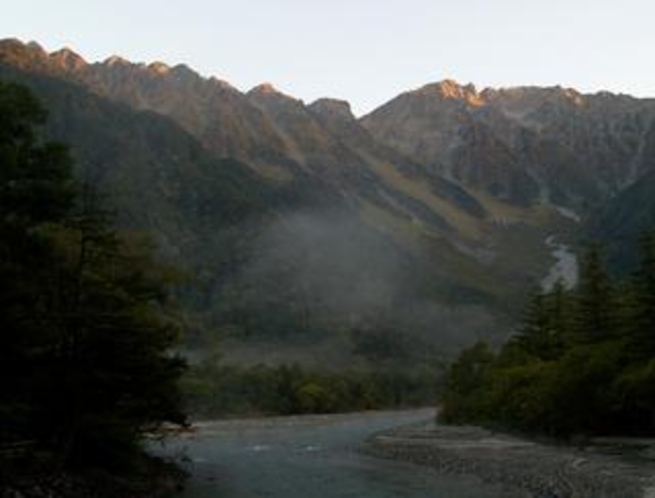 秋の朝焼けの穂高連峰。上高地・河童橋より