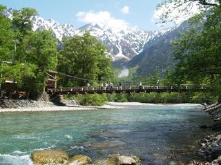 春の上高地河童橋と梓川