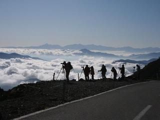 ○乗鞍岳の雲海と人々（横