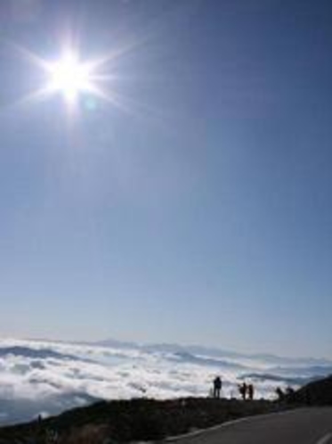 ○乗鞍岳の雲海と人と太陽（縦