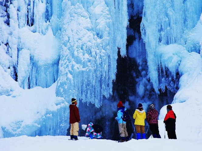 凍った善五郎の滝と観光客