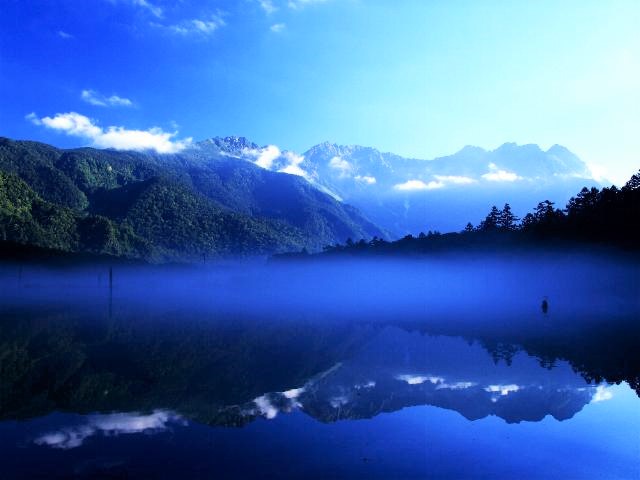 上高地　大正池の朝もや