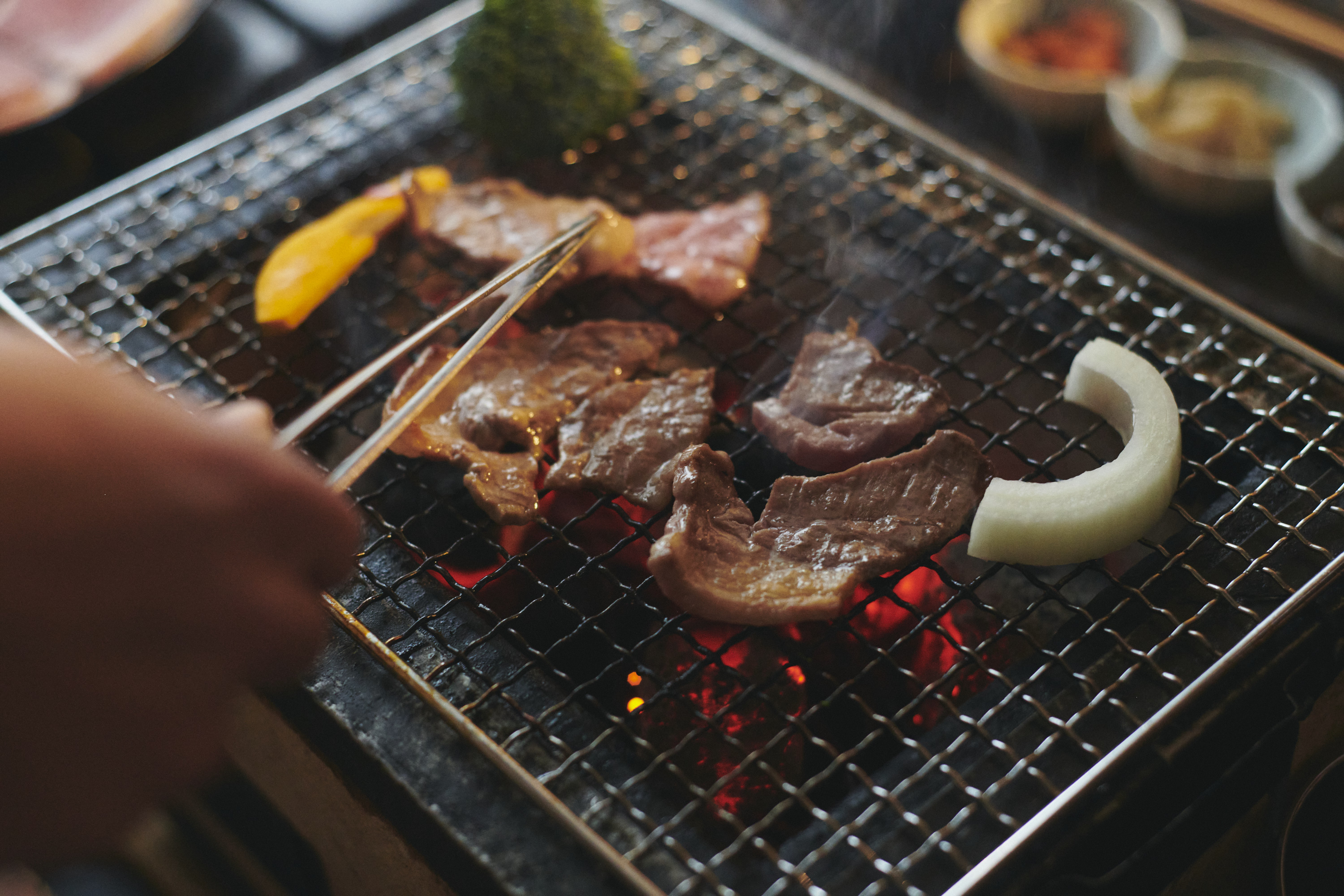 秘伝のタレに溺れる生ラム肉の炭火焼
