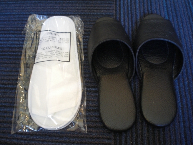 Sandal sederhana dan sandal built-in