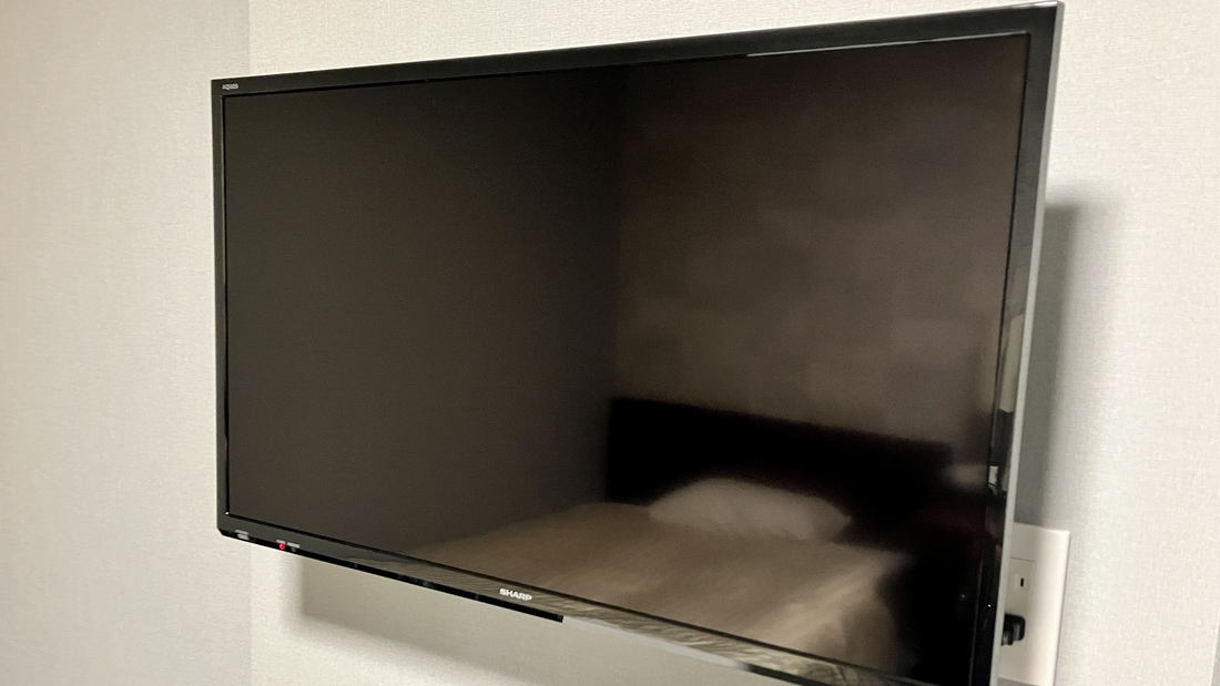 ◇リニューアルシングル◇液晶TVを2024年４月に新品入替。大きめサイズでベッドから見やすい壁掛け