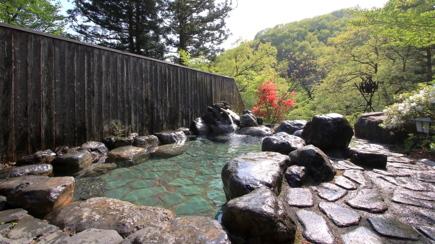 滝見露天風呂（女湯）ご入浴時間：8時から22時まで※温泉ではございません