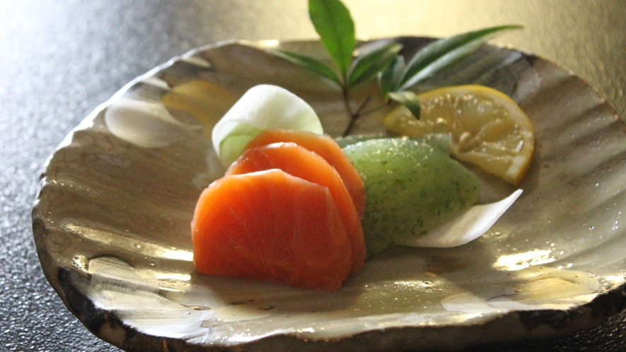 新鮮な鱒のお刺身と、とろける刺身蒟蒻（夕食）