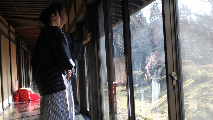 長い通路の横には、綺麗なお庭が広がっています