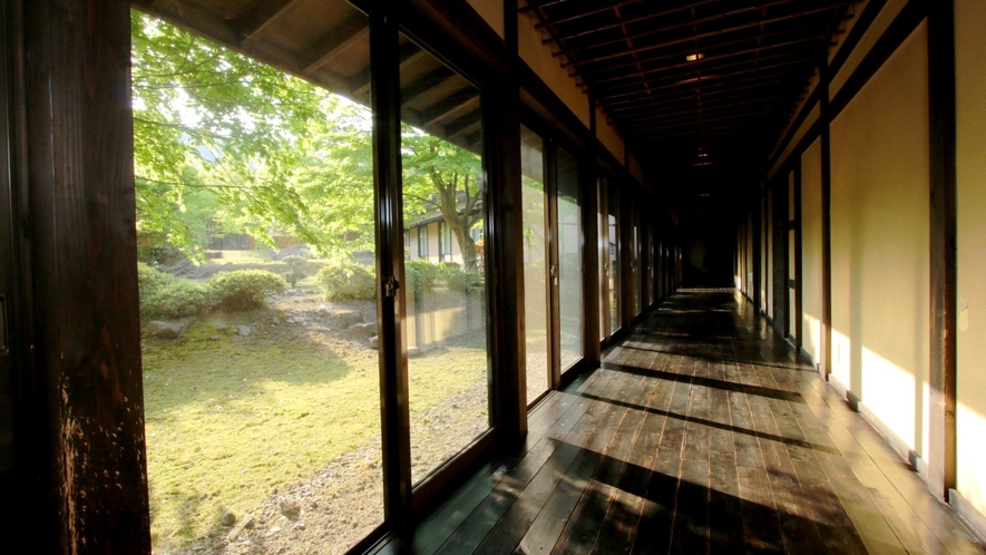 木造平屋建て、江戸時代の古民家つくりの館内