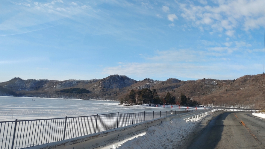  車で30分程山に登ると、ワカサギ釣り（凍った大沼湖）で有名な場所がございます。