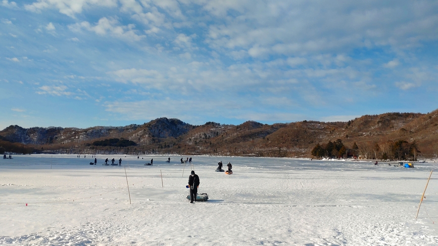  車で30分程山に登ると、ワカサギ釣り（凍った大沼湖）で有名な場所がございます。