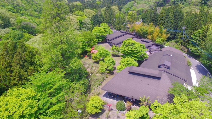 赤城温泉「忠治館」　緑に囲まれた情緒ある佇まいです