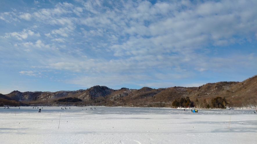  車で30分程山に登ると、ワカサギ釣り（凍った大沼湖）で有名な場所がございます。