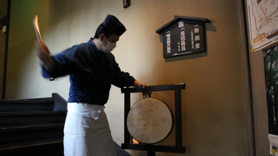 夕食前(18:00)と朝食前(8:00)に太鼓を数回叩きます。ぜひご覧ください