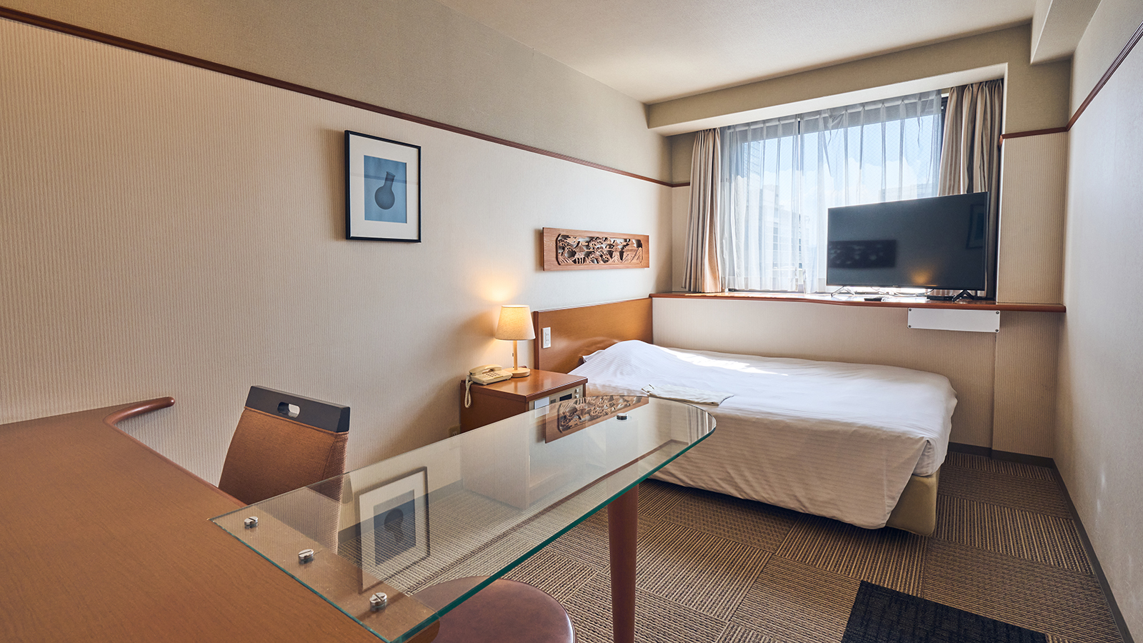 140cm幅ダブルベッドサイズのセミダブルルームなのでお二人でもゆったりとお過ごしいただける部屋タイプ