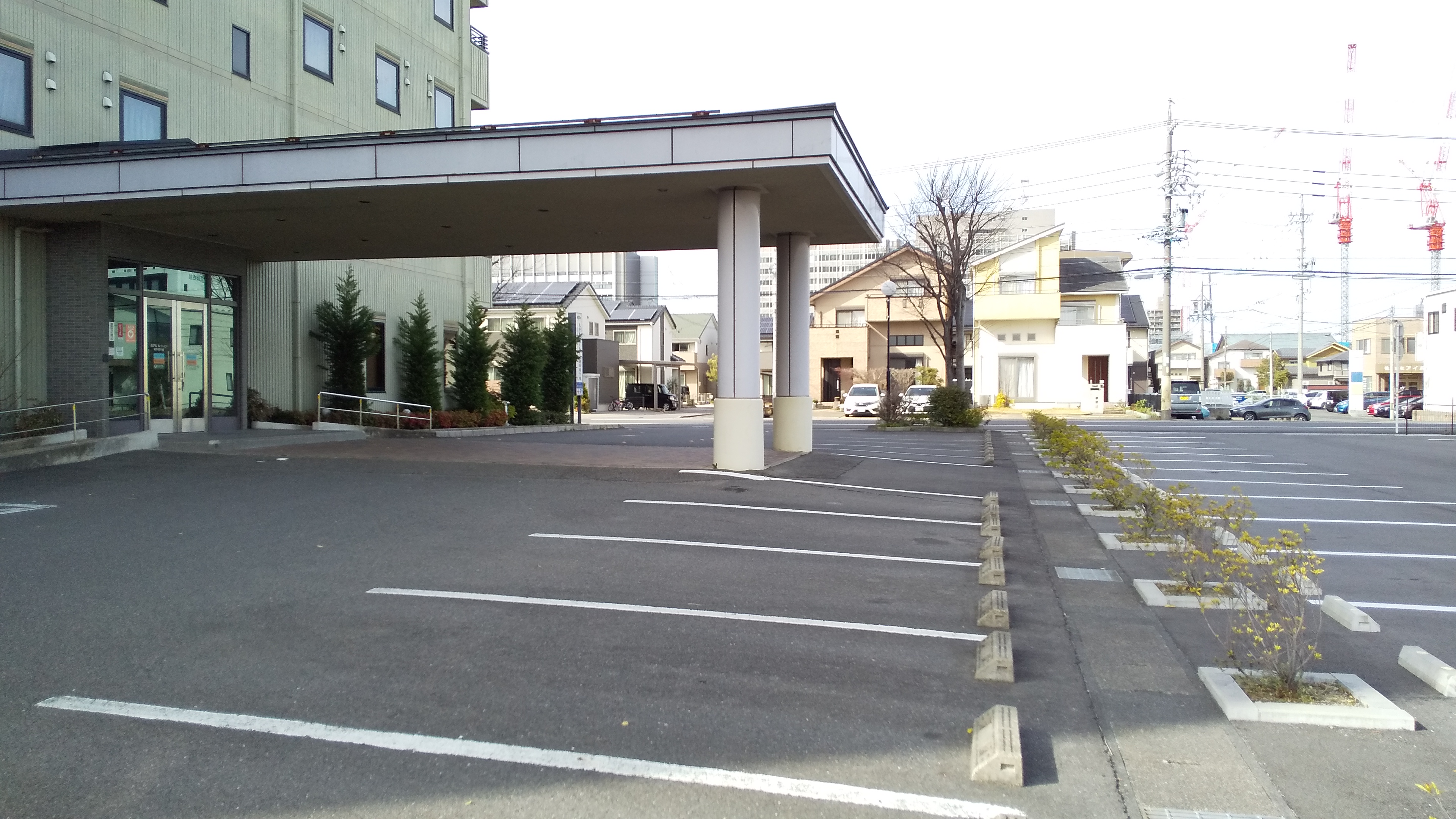 ホテル玄関前には屋根付きの車寄せがございます。雨の日の車の乗降にも便利♪