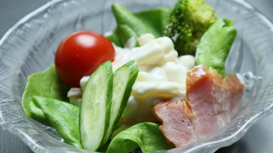 朝食◆一例、シンプルですが、野菜サラダをどうぞ。