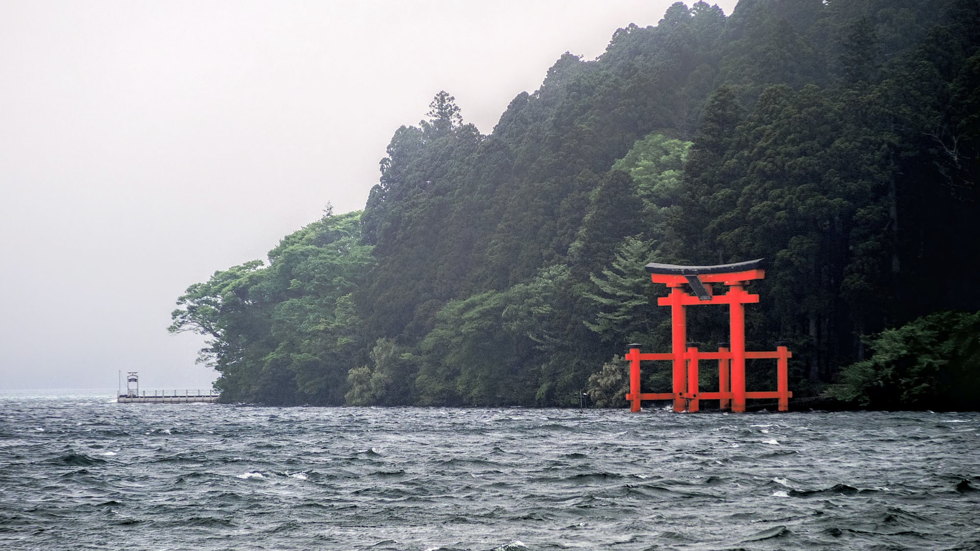 芦ノ湖平和の鳥居　箱根の中でも‟インスタ映え”スポットとしても人気の箱根神社の水中鳥居