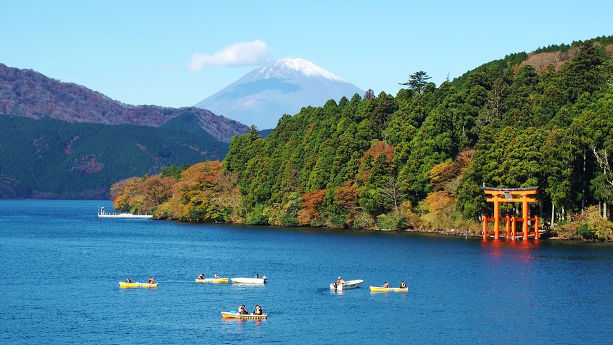 芦ノ湖平和の鳥居 　箱根の中でも‟インスタ映え”スポットとしても人気の箱根神社の水中鳥居