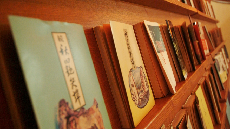*【ライブラリー】秋田の作家が手掛けた著書などが並びます。