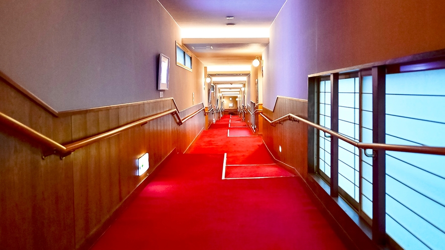 *【館内】廊下には赤絨毯があり、重厚な面持ちです。