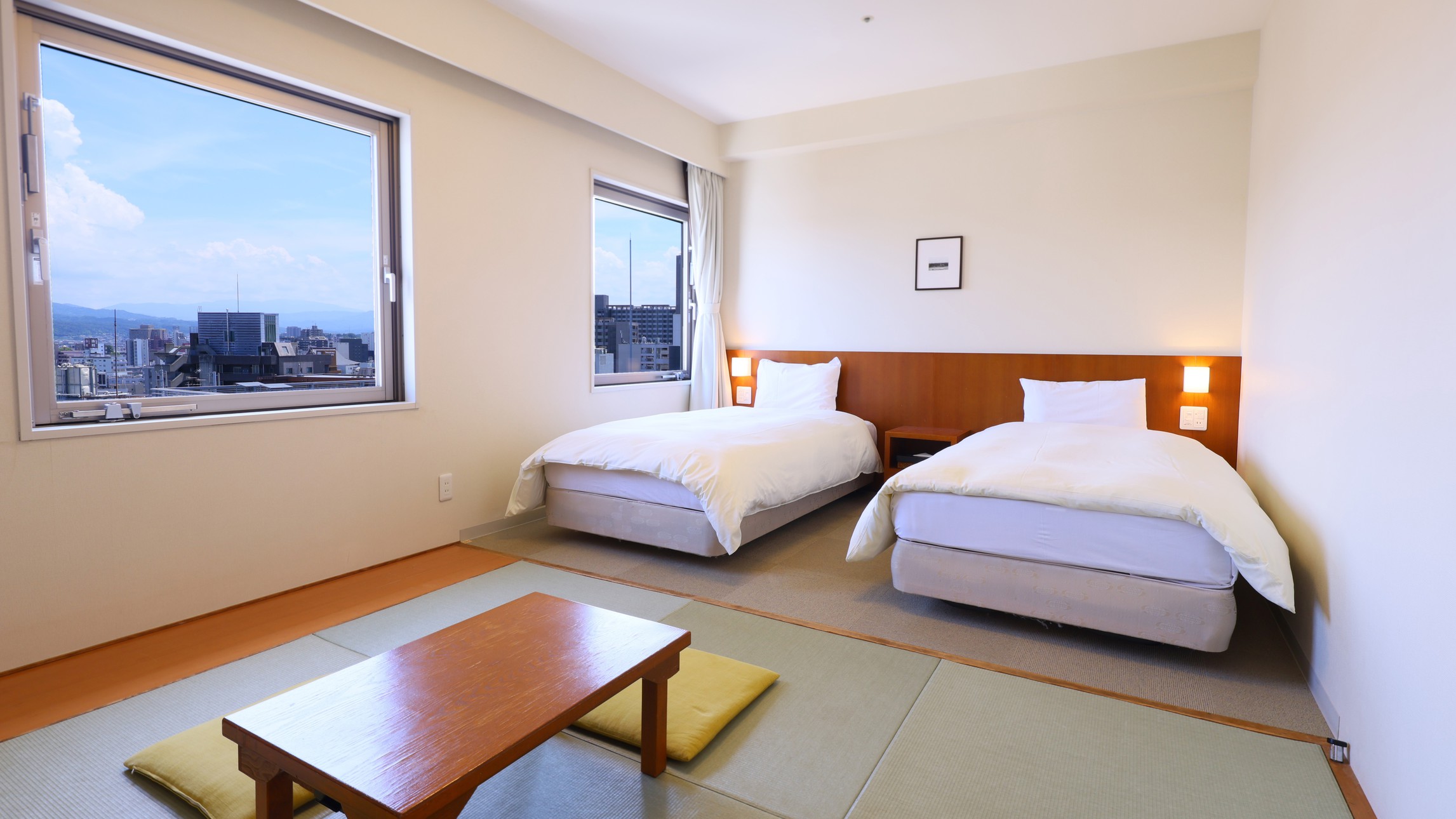 和洋室25平米　最大４名様(ベッド×２、布団×２)　シャワーブース