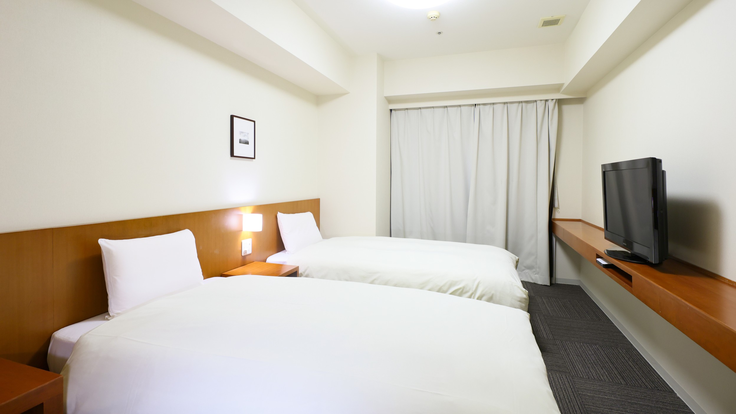 ツインルーム　21.9平米　ベッドサイズ100cm×195cm　シャワーブース