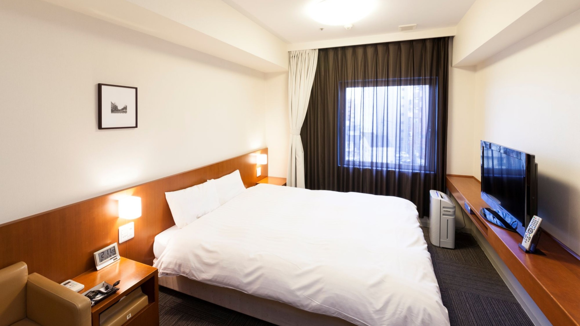 クイーンルーム　19.5平米　ベッドサイズ160cm×203cm　シャワーブース