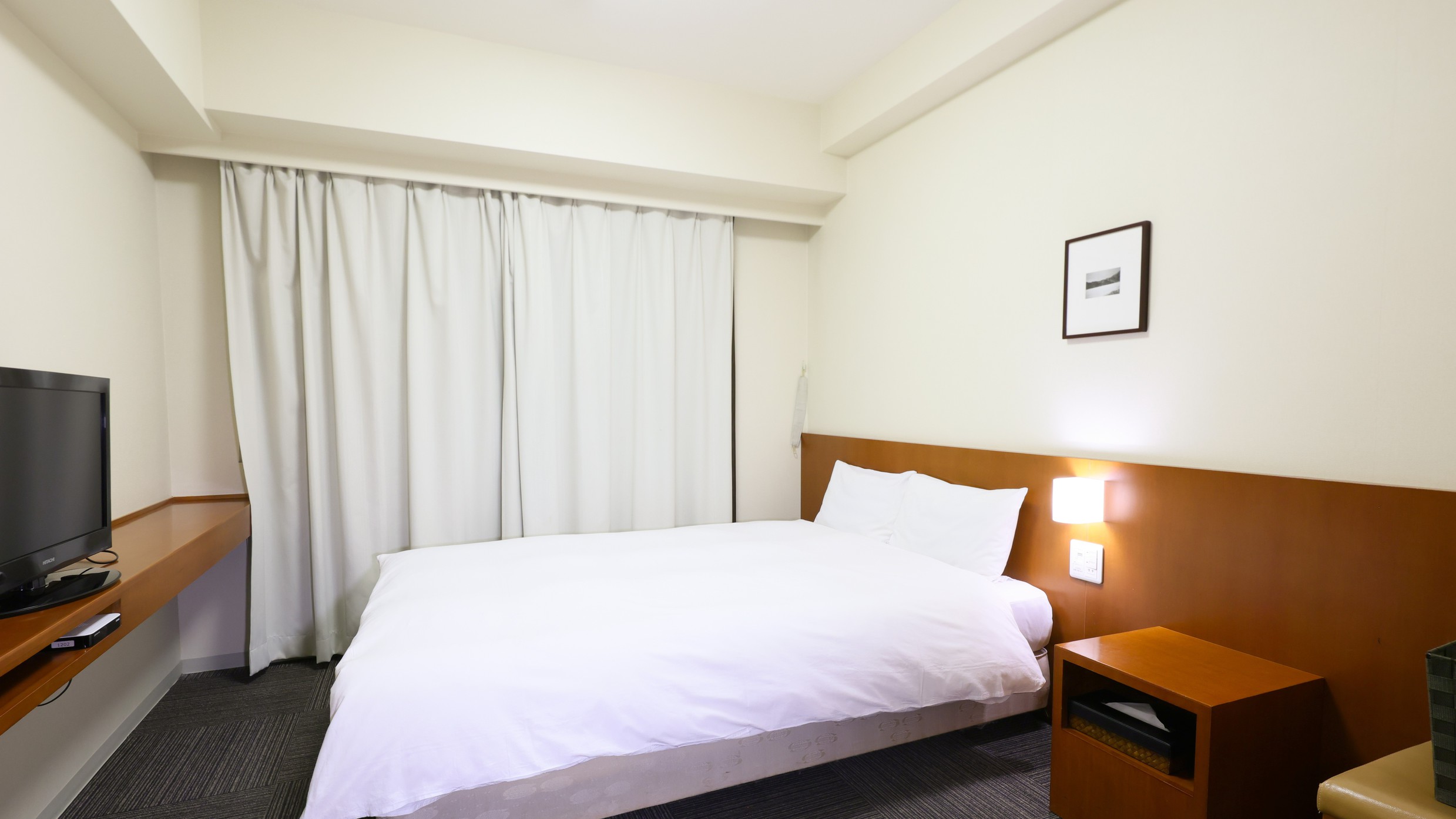 ダブルルーム　14.8～17.2平米　ベッドサイズ140cm×203cm　シャワーブース