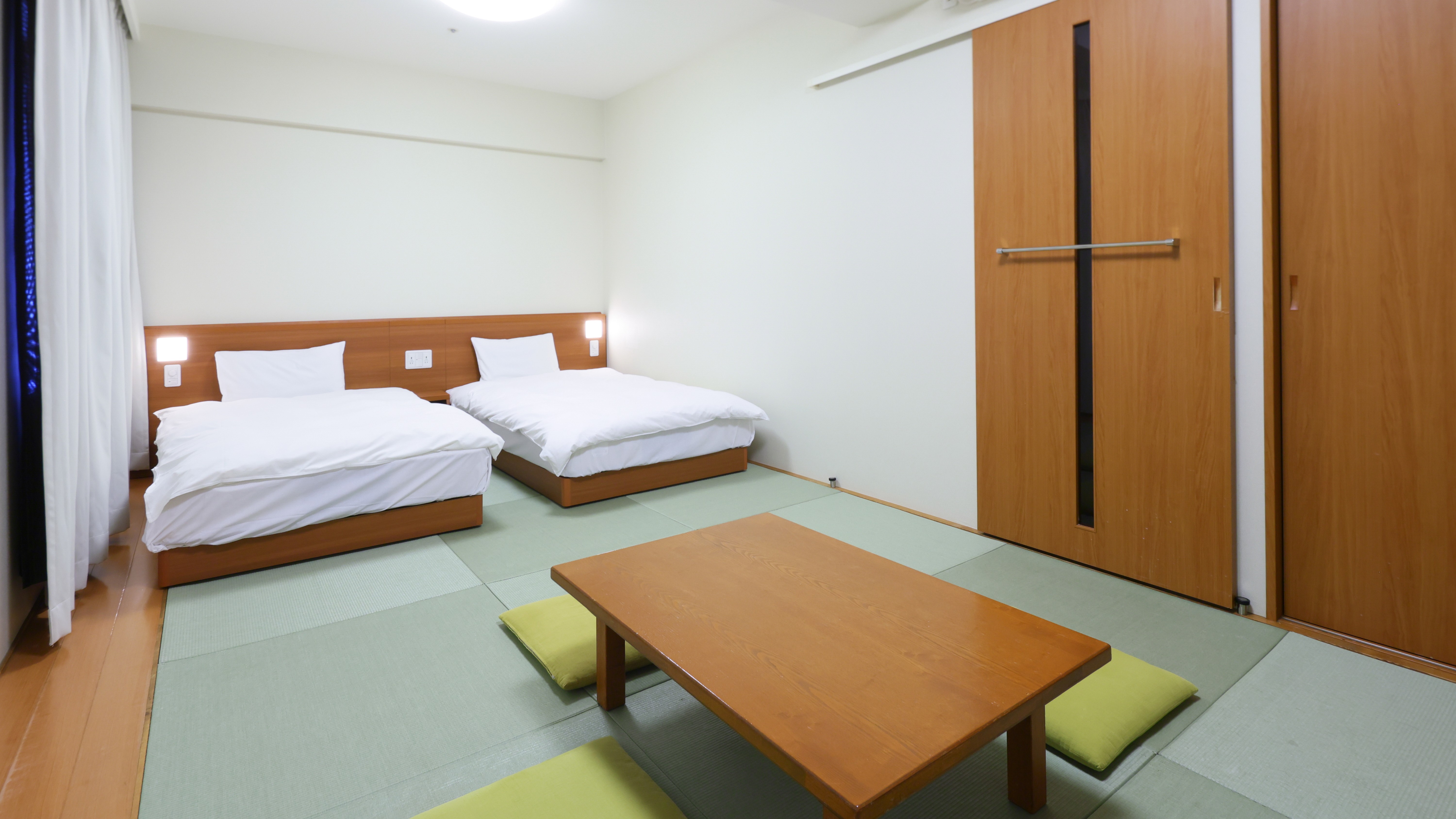 和洋室30平米　最大５名様(布団&times;５)　３２型テレビ　バスルーム