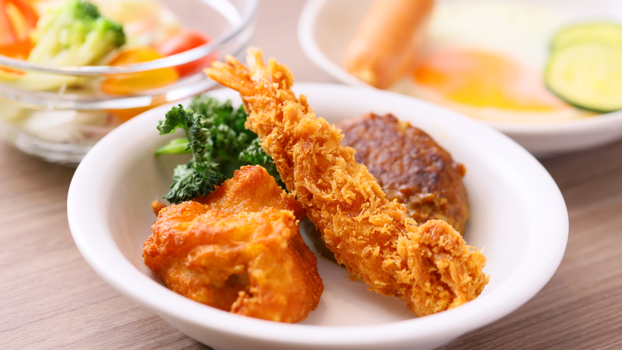 【朝食】鶏のから揚げ・エビフライ・ハンバーグ