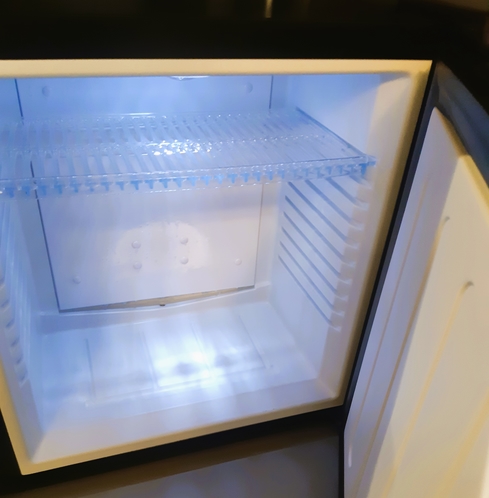 【静音冷蔵庫】眠りに配慮した静音冷蔵庫。仕切りの高さ調整も出来てとっても便利