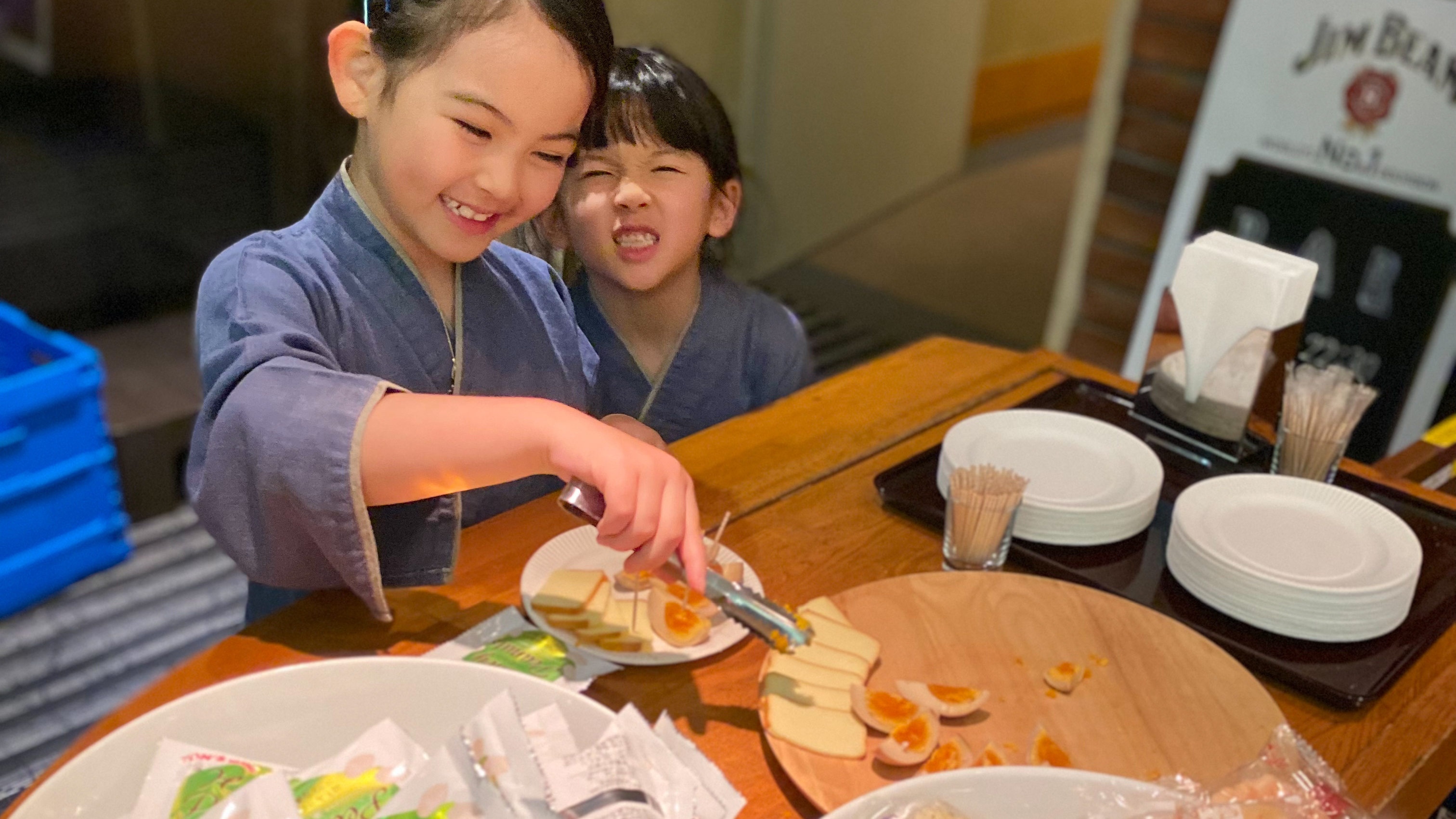 ナイトBARのおつまみ「手作り燻製の花びら盛り」（21：00～なくなり次第終了）